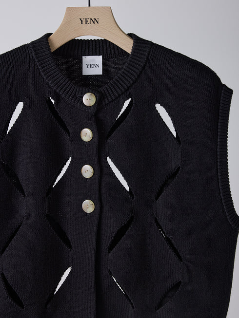 【 予約:2月上旬  】CUT OUT PATTERN VEST /Y261-91012