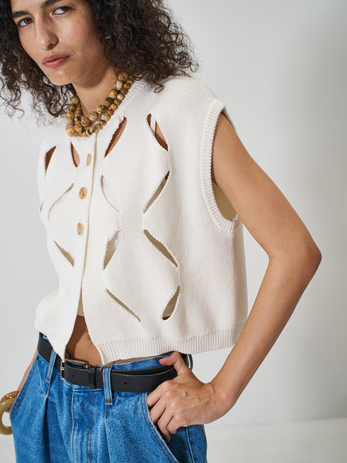【 予約:2月上旬  】CUT OUT PATTERN VEST /Y261-91012